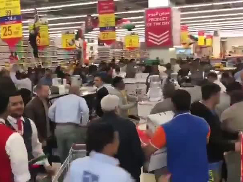 اضغط لمشاهدة الفيديو: لحظة هجوم العشرات على متجر في الكويت